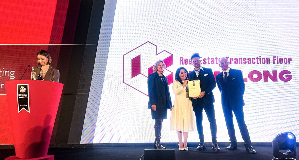 Đại diện Công ty TNHH MTV Sàn giao dịch bất động sản Nam Long nhận giải thưởng IPA 2023.